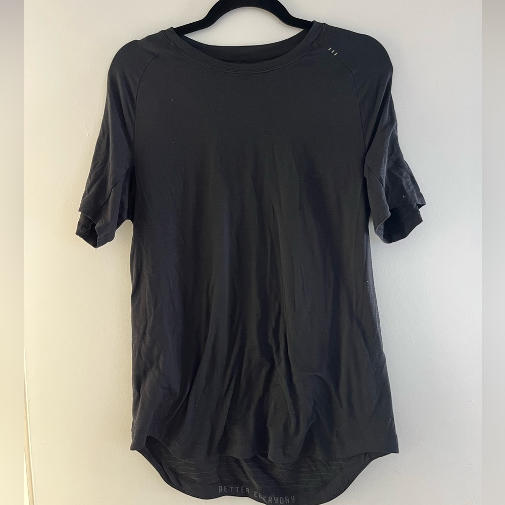 Men’s lululemon workout tee